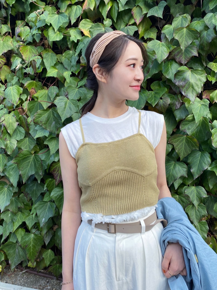 ブルー系のトレンチコート、イエロー系のサンダル、ホワイト系のその他パンツを着用したレディースの春コーディネートの4枚目の写真