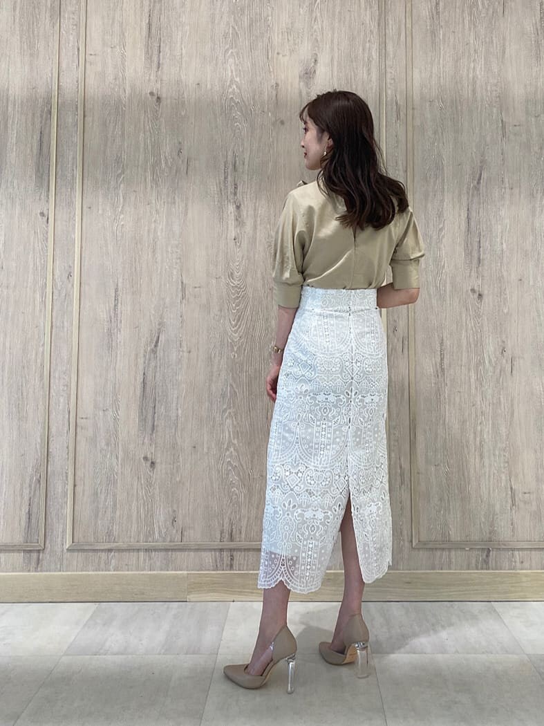 ホワイト系のスカート、ベージュ系のシャツ/ブラウス、ベージュ系のパンプスを着用したレディースの夏コーディネートの3枚目の写真