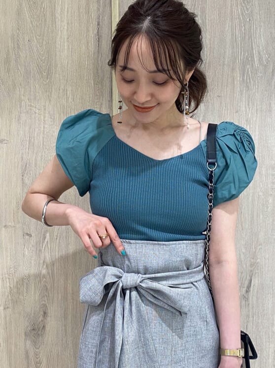 その他のサンダル、ブラック系のショルダーバッグ、ベージュ系のキャミソールを着用したレディースの夏コーディネートの4枚目の写真