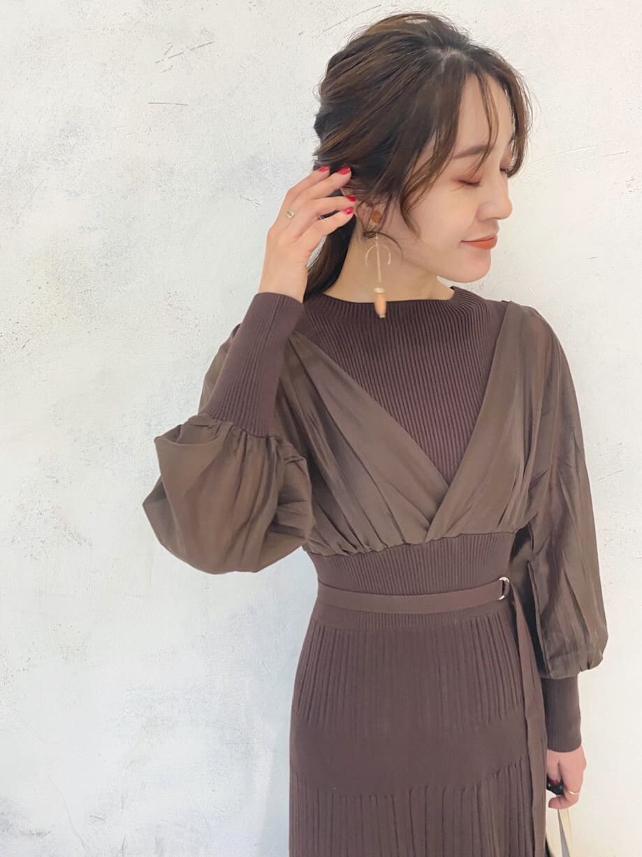 ベージュ系のハンドバッグ、ベージュ系のブーツ、ブラウン系のワンピースを着用したレディースの秋コーディネートの8枚目の写真