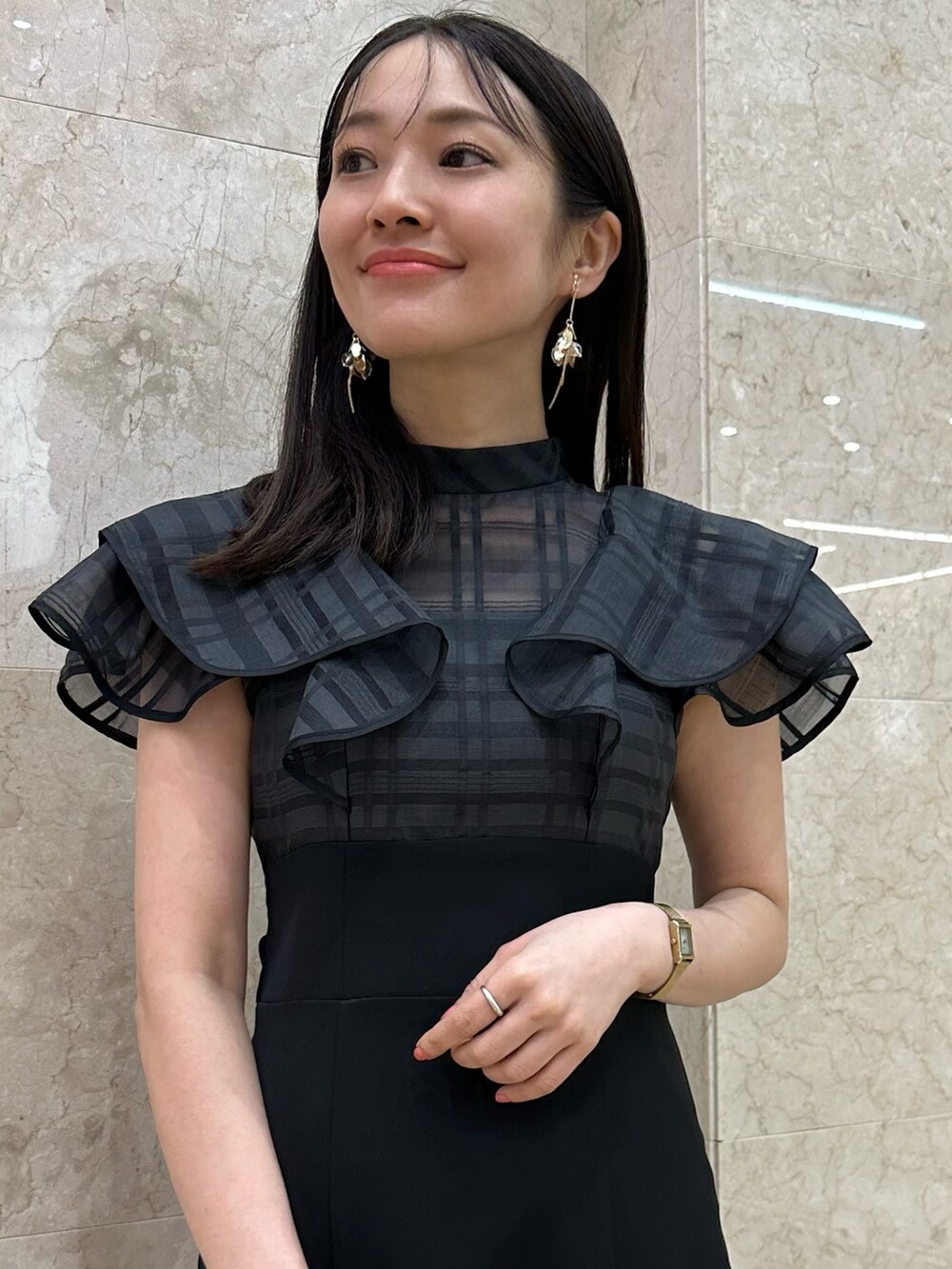 ブラック系のワンピース、ブルー系のハンドバッグ、その他のサンダルを着用したレディースの春コーディネートの8枚目の写真