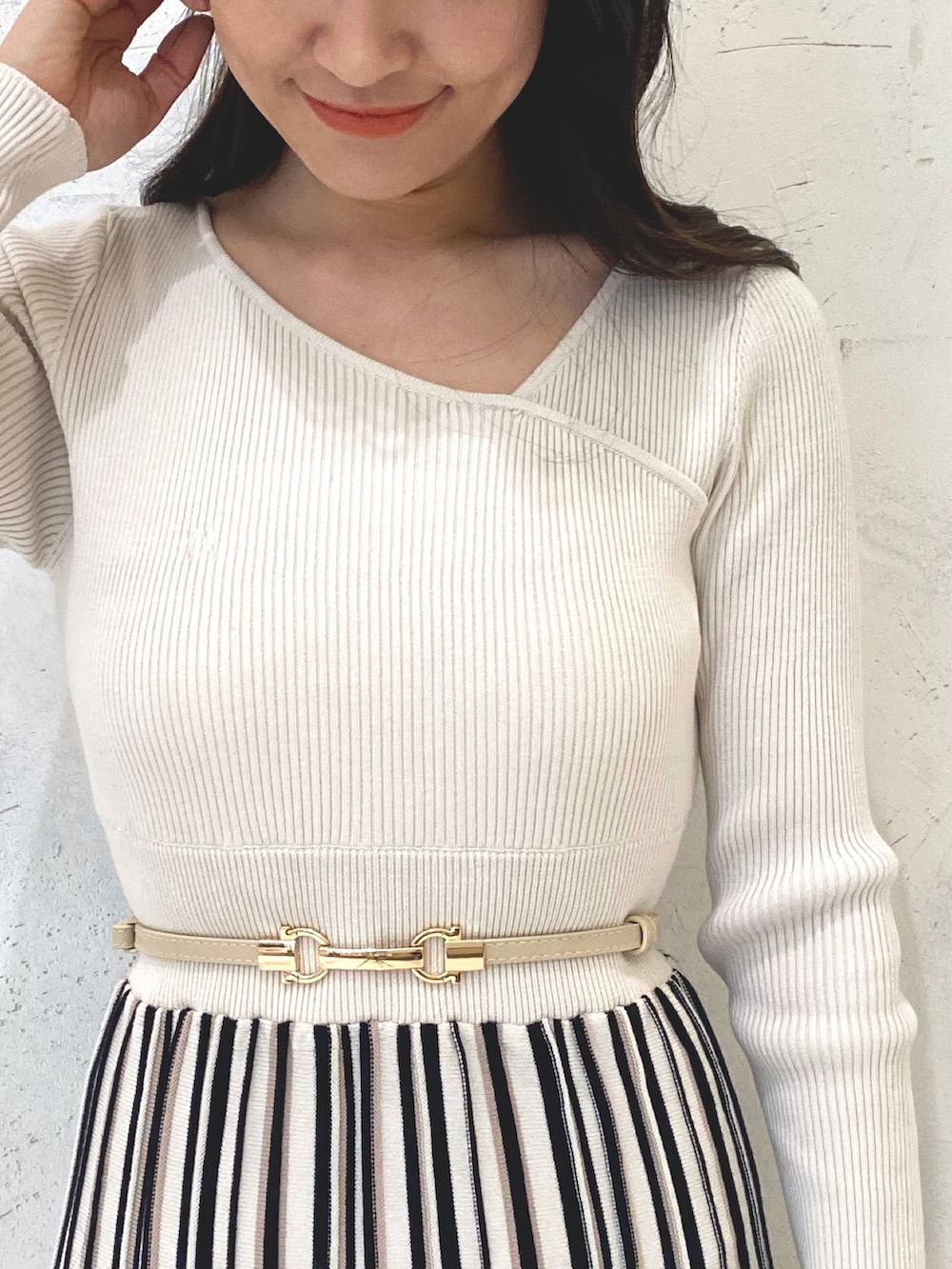 ブルー系のハンドバッグ、ブラック系のライダースジャケット、ホワイト系のワンピースを着用したレディースの冬コーディネートの9枚目の写真