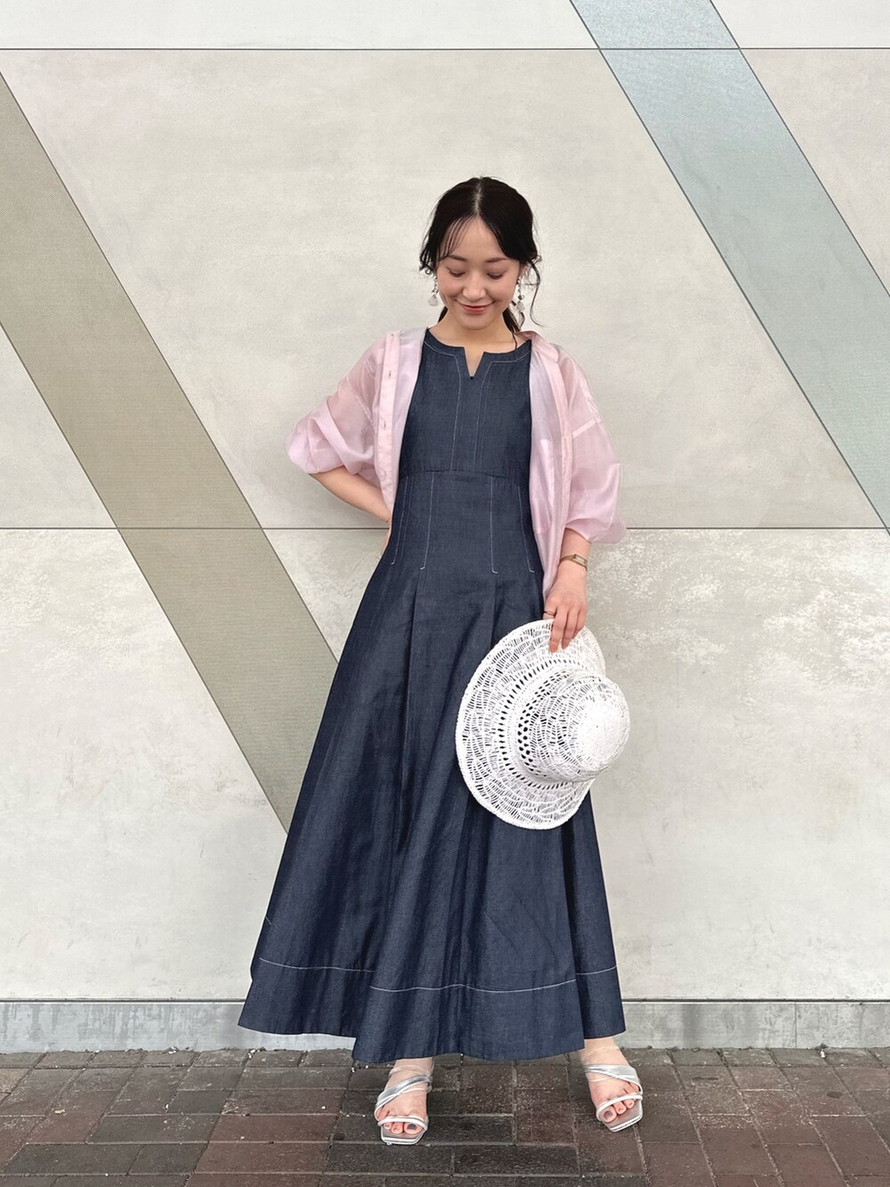 シルバー系のサンダル、ブルー系のワンピース、ブラック系のキャミソールを着用したレディースの春コーディネートの2枚目の写真