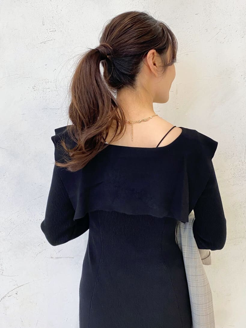 ブラウン系のブーツ、その他のテーラードジャケット、ブラック系のワンピースを着用したレディースの秋コーディネートの9枚目の写真