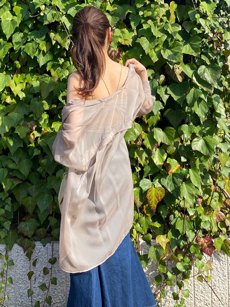 イエロー系のショルダーバッグ、その他のサンダル、ベージュ系のシャツ/ブラウスを着用したレディースの春コーディネートの7枚目の写真