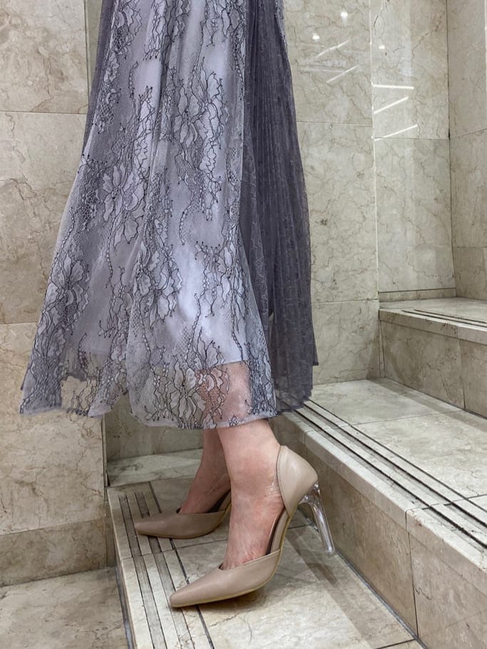 ベージュ系のパンプス、ホワイト系のTシャツ/カットソー、パープル系のワンピースを着用したレディースの夏コーディネートの8枚目の写真