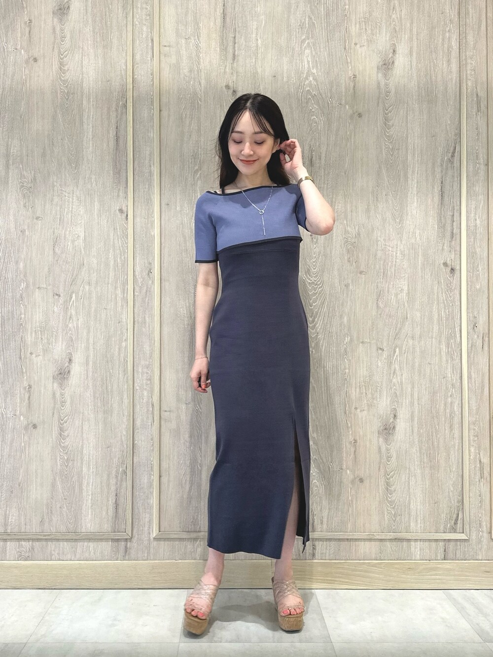 その他のサンダル、ブルー系のワンピース、シルバー系のネックレスを着用したレディースの夏コーディネートの2枚目の写真