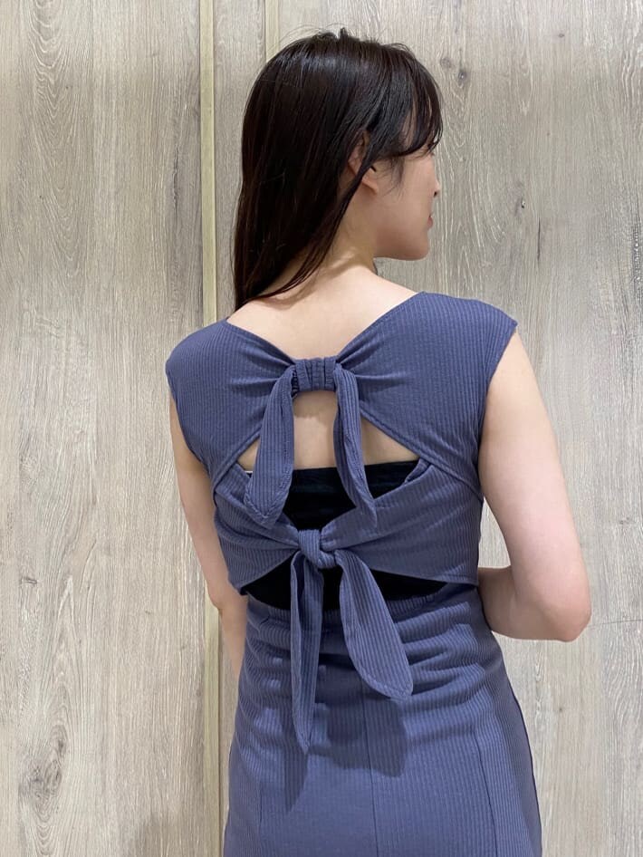 その他のサンダル、ブラック系のショルダーバッグ、ブルー系のワンピースを着用したレディースの夏コーディネートの2枚目の写真