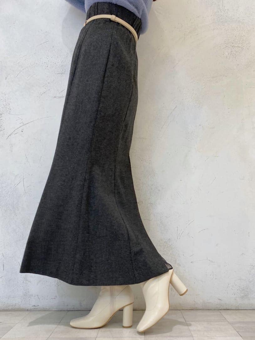 ホワイト系のブーツ、グレー系のスカート、ブルー系のニット/セーターを着用したレディースの秋コーディネートの9枚目の写真