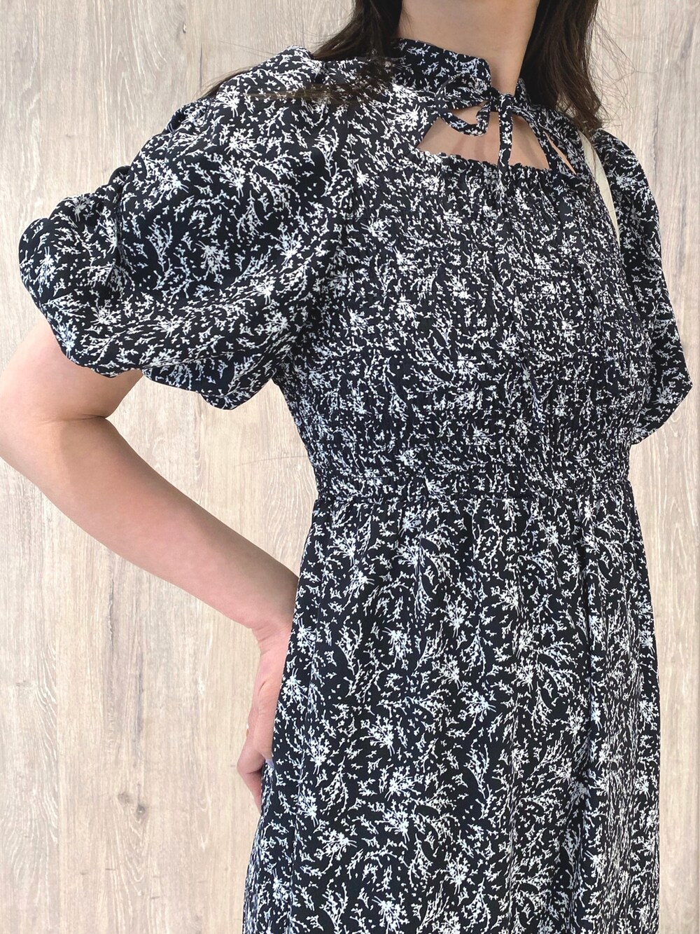 ホワイト系のローファー、ブラック系のワンピース、ホワイト系のハンドバッグを着用したレディースの冬コーディネートの5枚目の写真