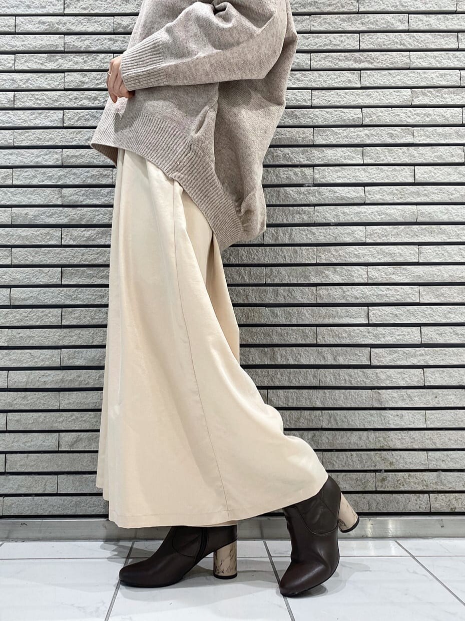 ホワイト系のTシャツ/カットソー、ベージュ系のニット/セーター、ホワイト系のその他パンツを着用したレディースの秋コーディネートの4枚目の写真