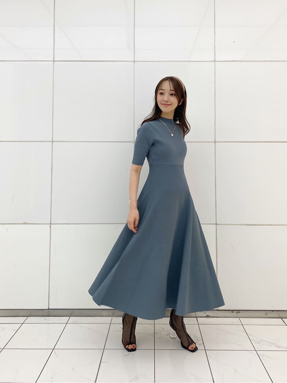 ブルー系のワンピース、ブラック系のその他シューズ、ブラック系のハンドバッグを着用したレディースの夏コーディネートの2枚目の写真