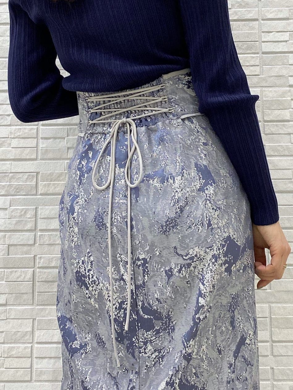 ブラック系のその他シューズ、ブルー系のスカート、ブルー系のカーディガン/ボレロを着用したレディースの冬コーディネートの7枚目の写真