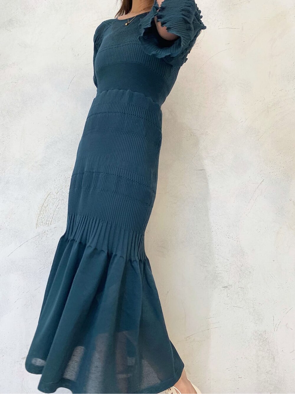 ブラック系のTシャツ/カットソー、グリーン系のワンピース、ホワイト系のその他シューズを着用したレディースの冬コーディネートの3枚目の写真