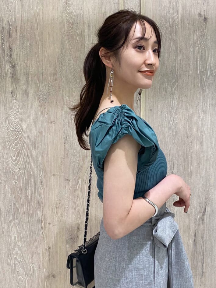 その他のサンダル、ブラック系のショルダーバッグ、ベージュ系のキャミソールを着用したレディースの夏コーディネートの5枚目の写真