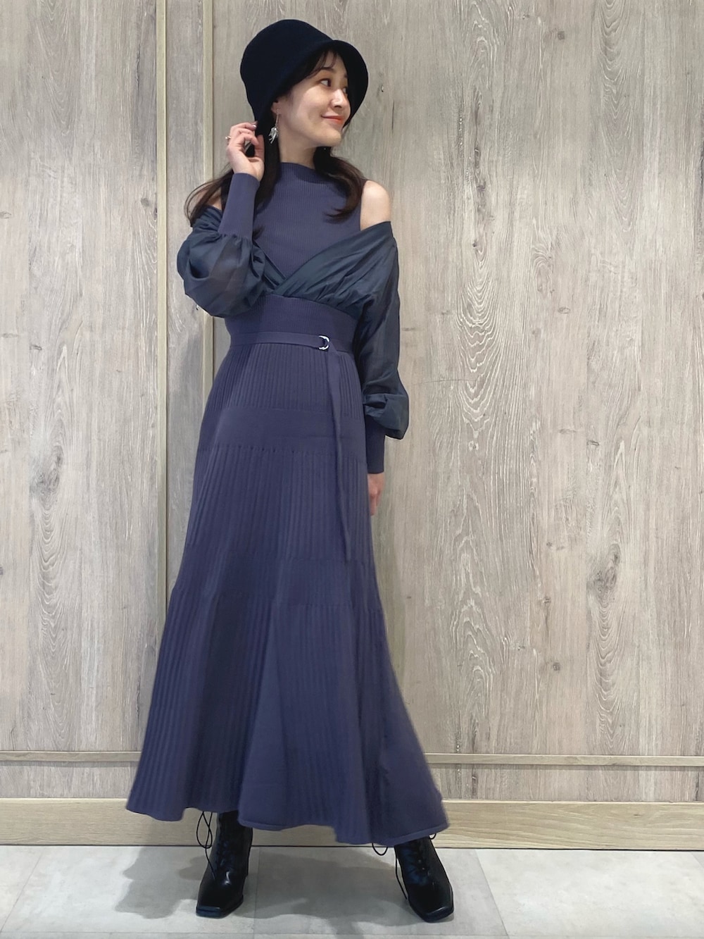 ブルー系のワンピース、ブルー系のワンピース、ブラック系のブーツを着用したレディースの冬コーディネートの3枚目の写真