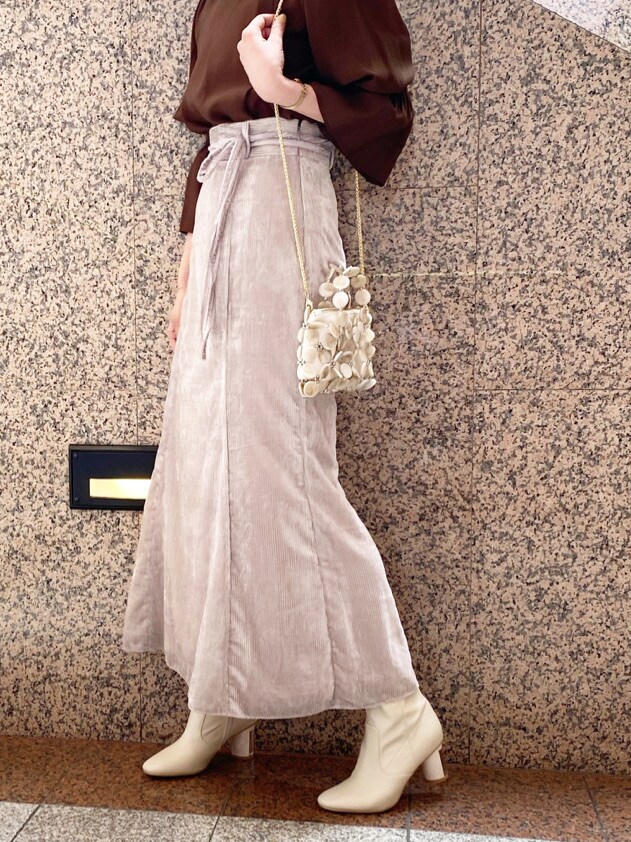 ブラウン系のシャツ/ブラウス、ベージュ系のスカート、ホワイト系のハンドバッグを着用したレディースの夏コーディネートの8枚目の写真