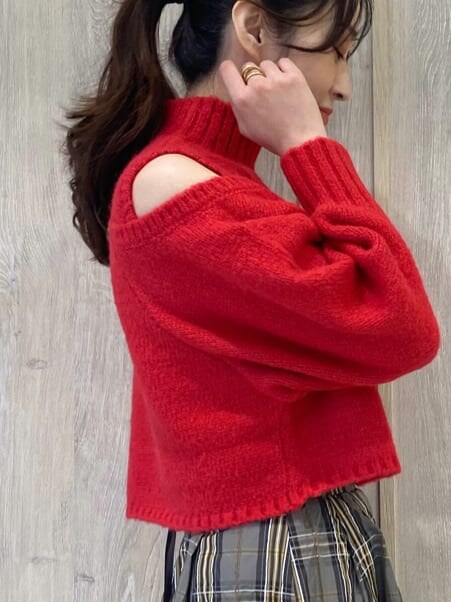 ベージュ系のスカート、ブラウン系のブーツ、ピンク系のニット/セーターを着用したレディースの秋コーディネートの6枚目の写真