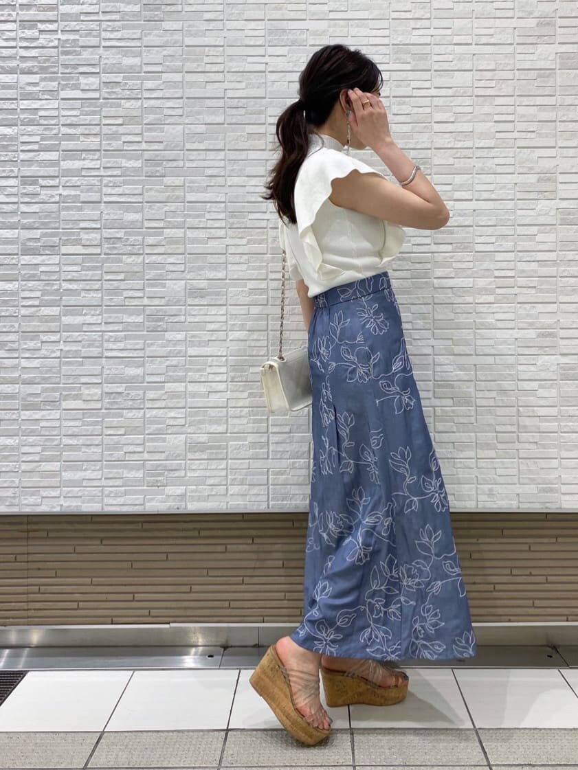 ホワイト系のショルダーバッグ、ブルー系のスカート、ホワイト系のニット/セーターを着用したレディースの夏コーディネートの5枚目の写真