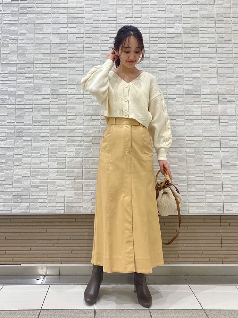 ベージュ系のスカート、ブラウン系のブルゾン、ブラウン系のハンドバッグを着用したレディースの冬コーディネートの5枚目の写真