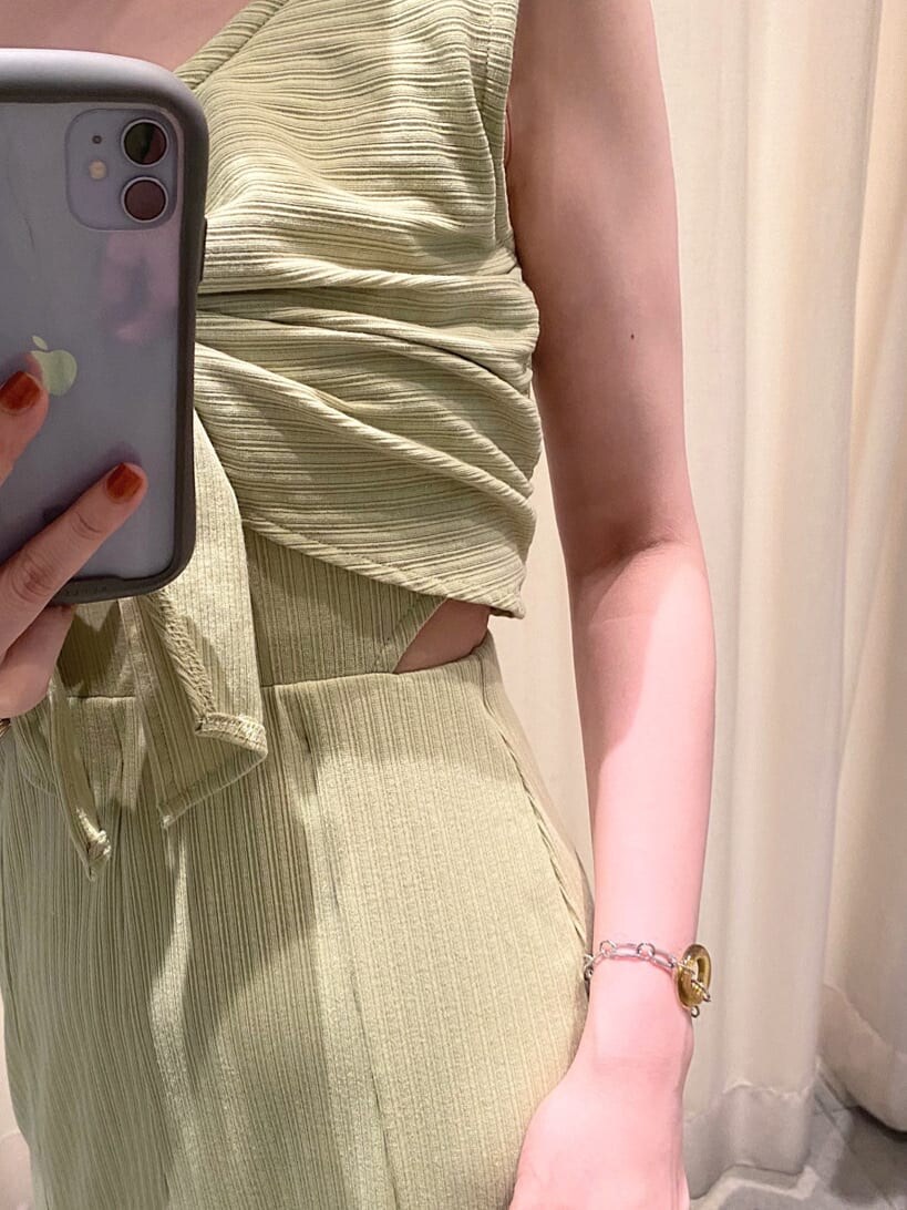 ホワイト系のシャツ/ブラウス、ホワイト系のサンダル、シルバー系のピアス（両耳用）を着用したレディースの夏コーディネートの6枚目の写真