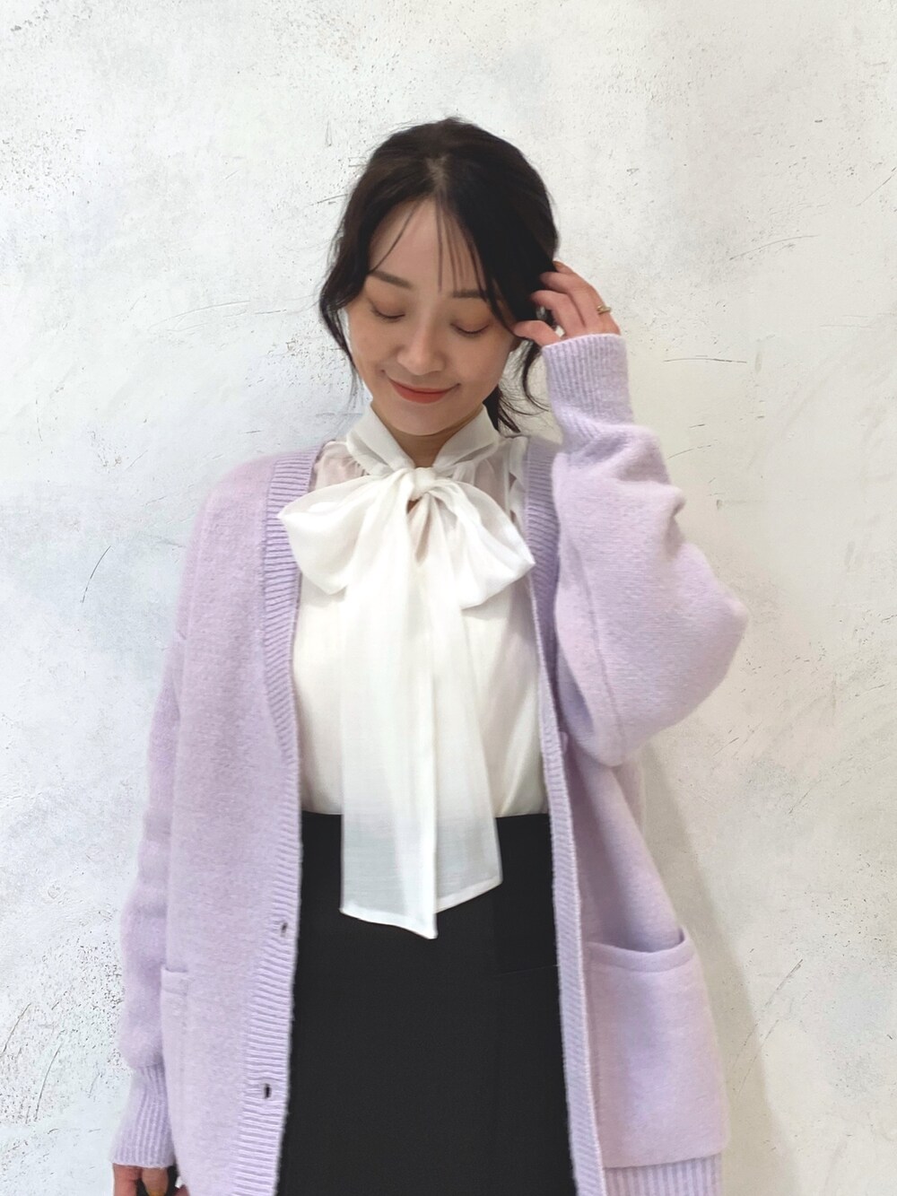 ホワイト系のローファー、パープル系のカーディガン/ボレロ、ブラウン系のスカートを着用したレディースの秋コーディネートの5枚目の写真