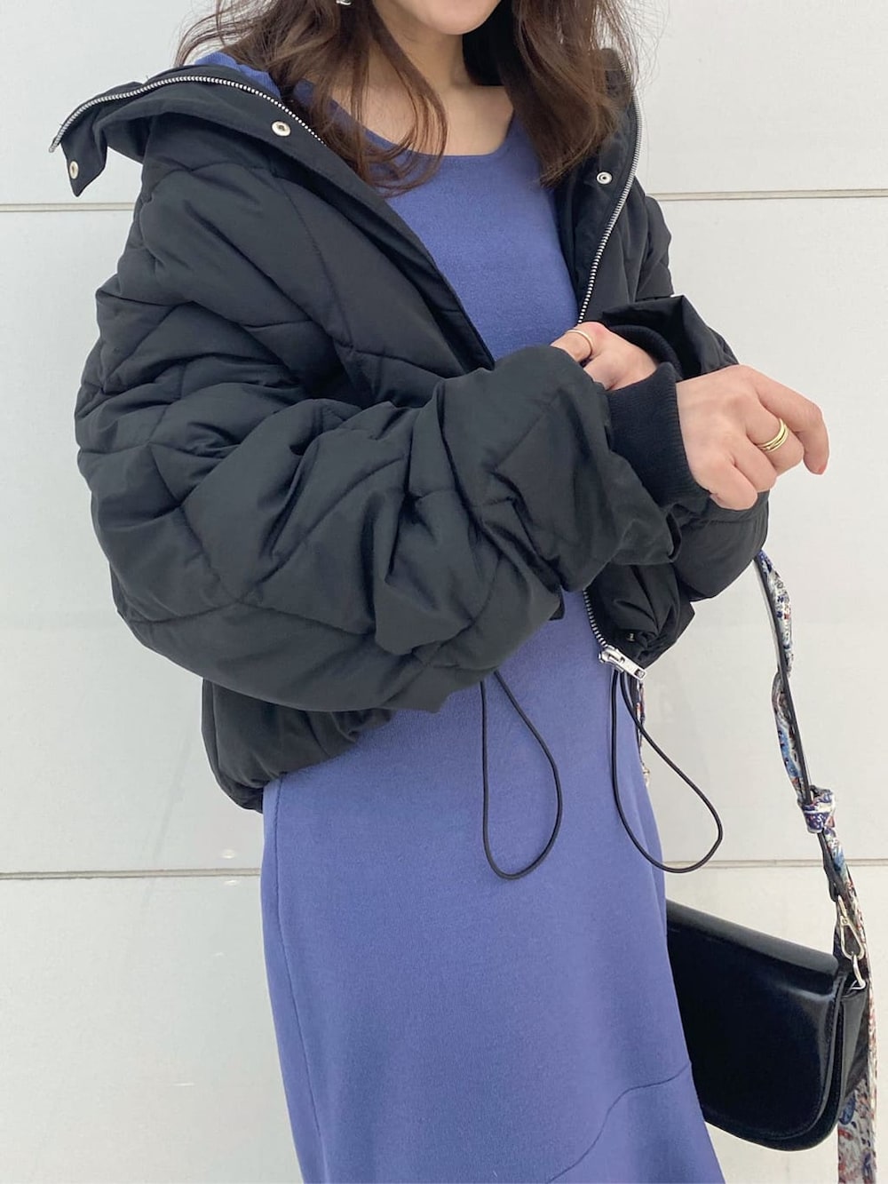 ブラック系のその他シューズ、ブラック系のブルゾン、パープル系のワンピースを着用したレディースの冬コーディネートの3枚目の写真