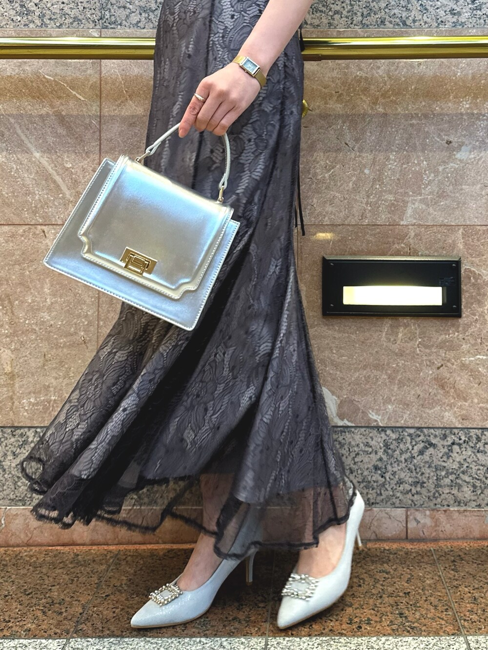 パープル系のシャツ/ブラウス、シルバー系のハンドバッグ、シルバー系のパンプスを着用したレディースの冬コーディネートの8枚目の写真