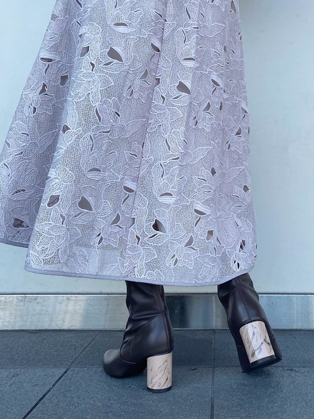 ブラウン系のハンドバッグ、ブラウン系のその他シューズ、ピンク系のスカートを着用したレディースの秋コーディネートの8枚目の写真