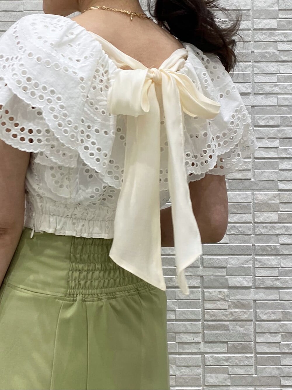 ホワイト系のTシャツ/カットソー、ホワイト系のシャツ/ブラウス、イエロー系のショルダーバッグを着用したレディースの春コーディネートの8枚目の写真