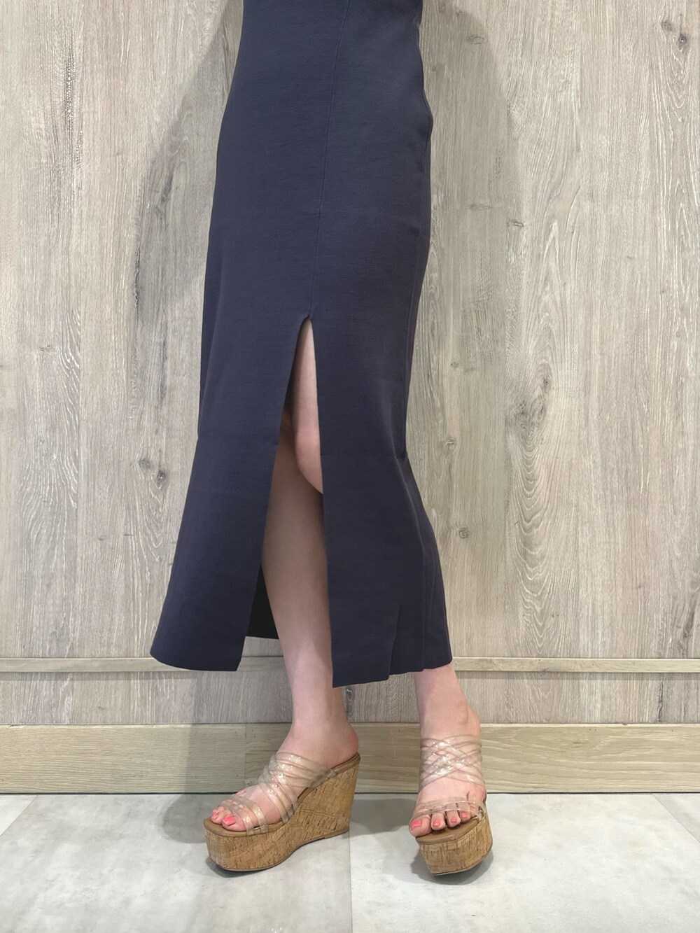 その他のサンダル、ブルー系のワンピース、シルバー系のネックレスを着用したレディースの夏コーディネートの8枚目の写真