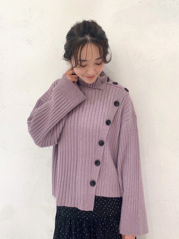 ブラック系のスカート、ブラック系のローファー、パープル系のニット/セーターを着用したレディースの冬コーディネートの5枚目の写真