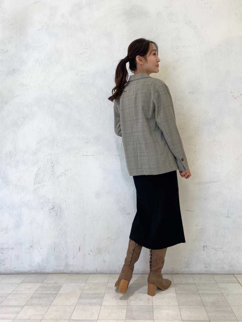 ブラウン系のブーツ、その他のテーラードジャケット、ブラック系のワンピースを着用したレディースの秋コーディネートの6枚目の写真