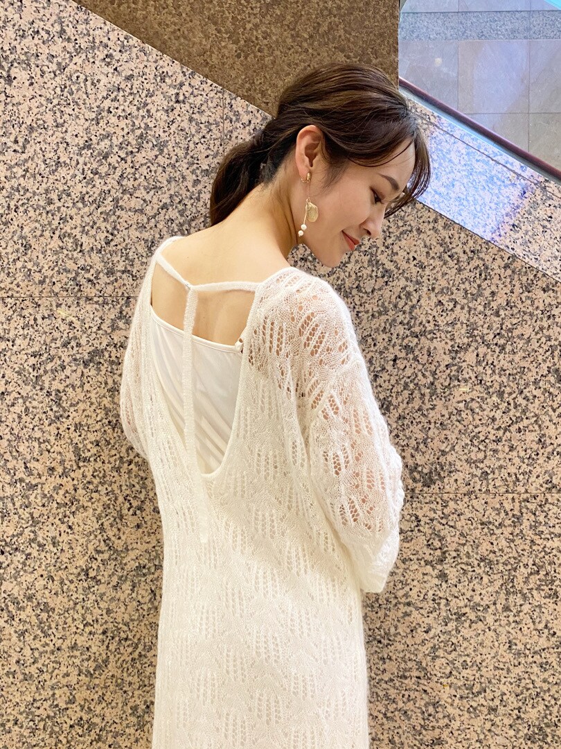 グリーン系のハンドバッグ、ホワイト系のワンピースを着用したレディースの秋コーディネートの5枚目の写真