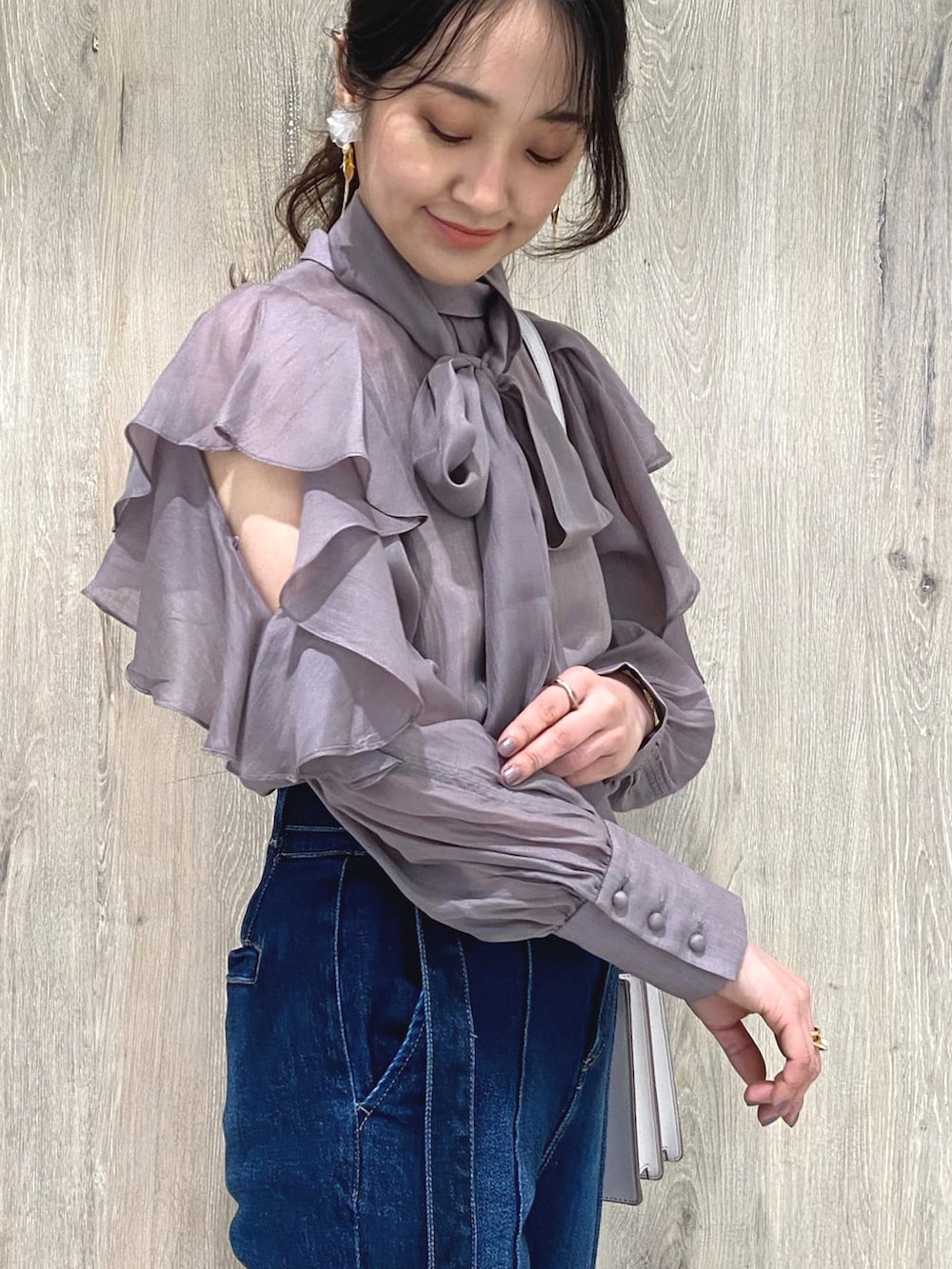 パープル系のシャツ/ブラウス、ホワイト系のチューブトップ、ピンク系のハンドバッグを着用したレディースの冬コーディネートの5枚目の写真