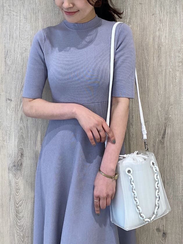 ベージュ系のパンプス、パープル系のワンピース、ホワイト系のテーラードジャケットを着用したレディースの冬コーディネートの7枚目の写真