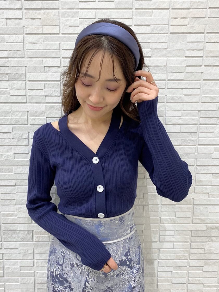 ブラック系のその他シューズ、ブルー系のスカート、ブルー系のカーディガン/ボレロを着用したレディースの冬コーディネートの4枚目の写真