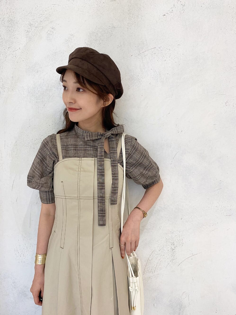 ベージュ系のワンピース、ブラウン系のその他シューズ、ホワイト系のハンドバッグを着用したレディースの夏コーディネートの4枚目の写真