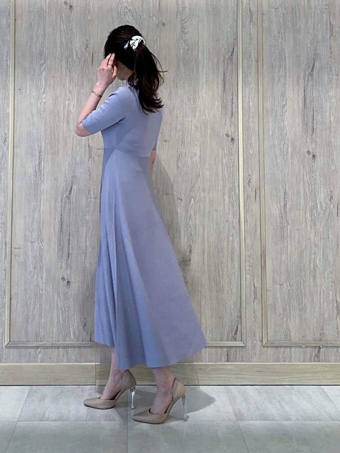 ベージュ系のパンプス、パープル系のワンピース、ホワイト系のテーラードジャケットを着用したレディースの冬コーディネートの10枚目の写真