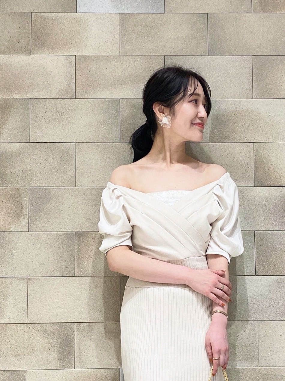 ホワイト系のTシャツ/カットソー、シルバー系のサンダル、ベージュ系のワンピースを着用したレディースの春コーディネートの5枚目の写真