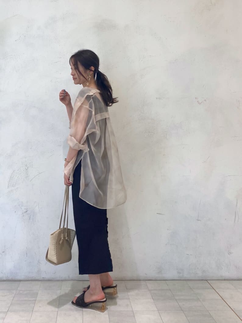 ブラウン系のサンダル、ブラック系のワンピース、ブラック系のキャミソールを着用したレディースの春コーディネートの8枚目の写真