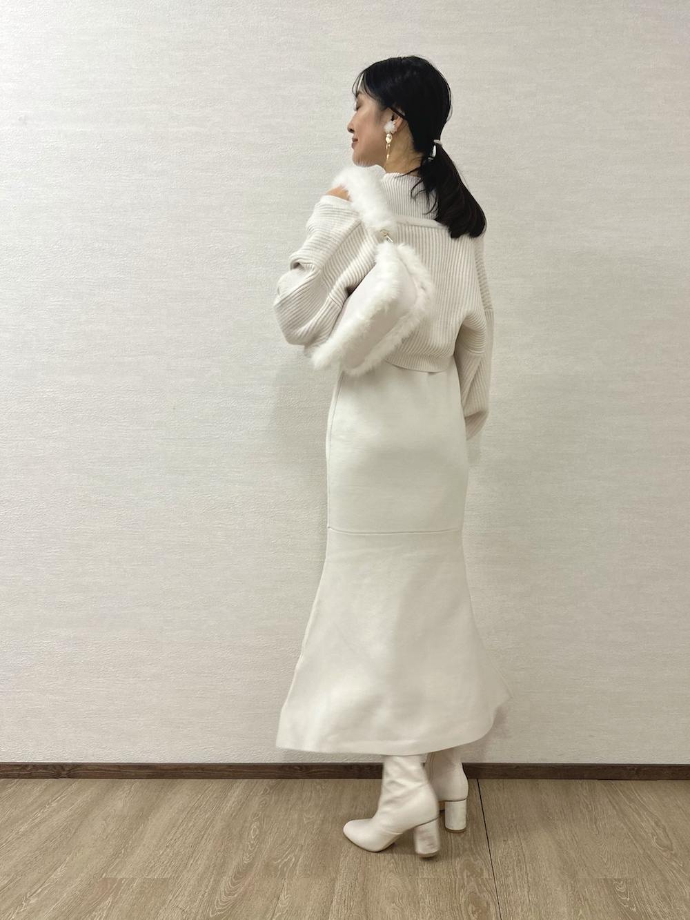 ホワイト系のワンピース、ホワイト系のショルダーバッグ、ホワイト系のブーツを着用したレディースの秋コーディネートの4枚目の写真