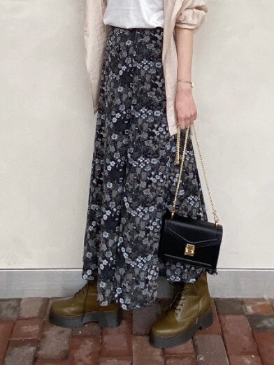 ブラック系のショルダーバッグ、ベージュ系のテーラードジャケット、ブラック系のスカートを着用したレディースの夏コーディネートの5枚目の写真