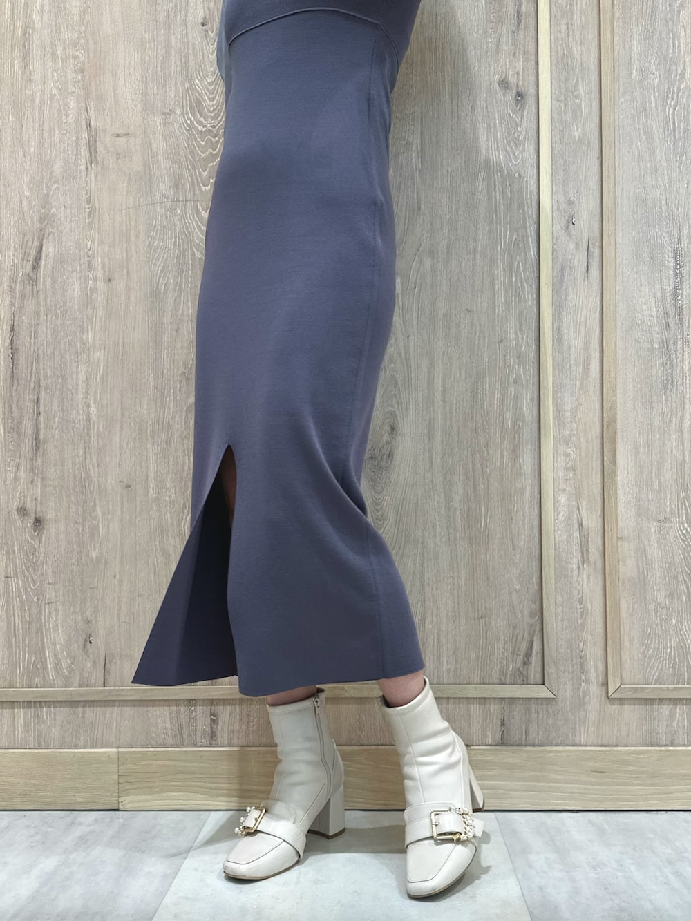 ホワイト系のブーツ、ブルー系のワンピースを着用したレディースの春コーディネートの8枚目の写真