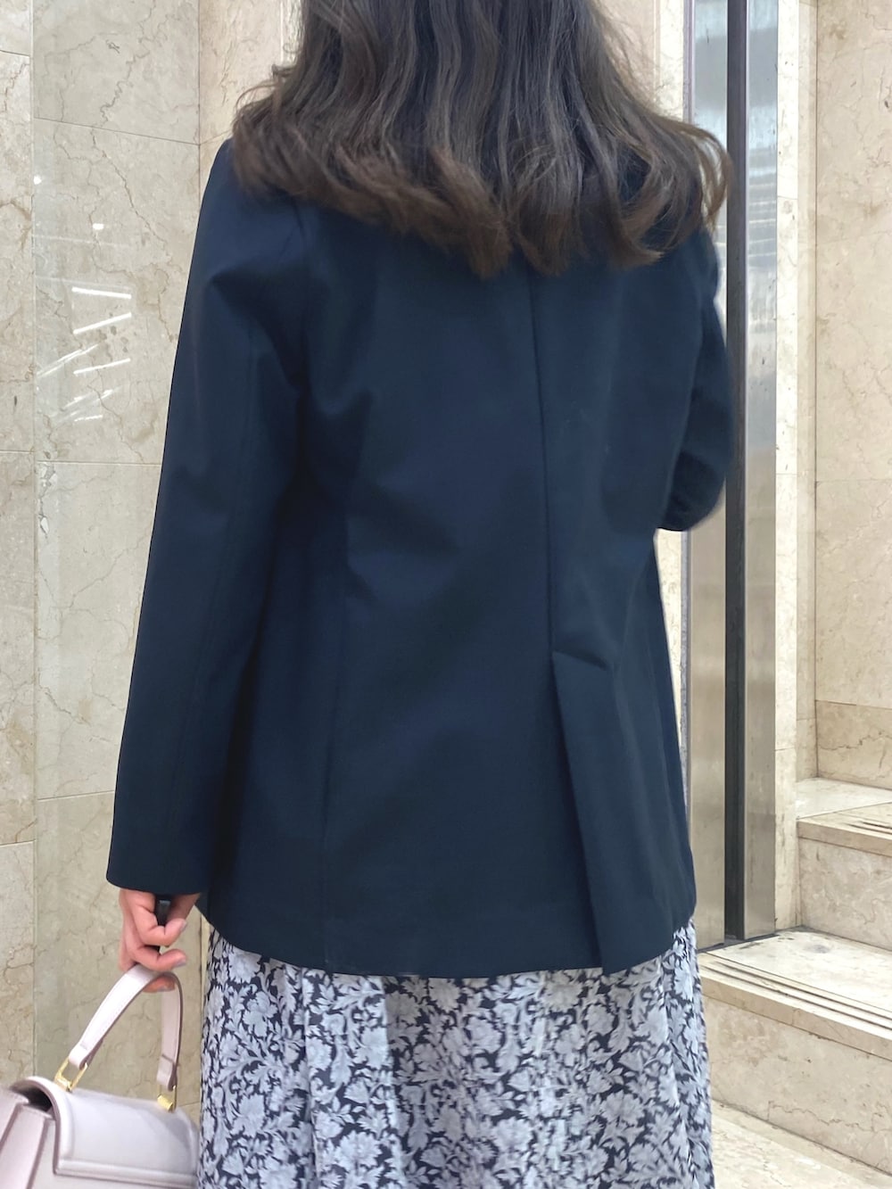 ブラック系のワンピース、ブラック系のブーツ、ブルー系のテーラードジャケットを着用したレディースの冬コーディネートの7枚目の写真