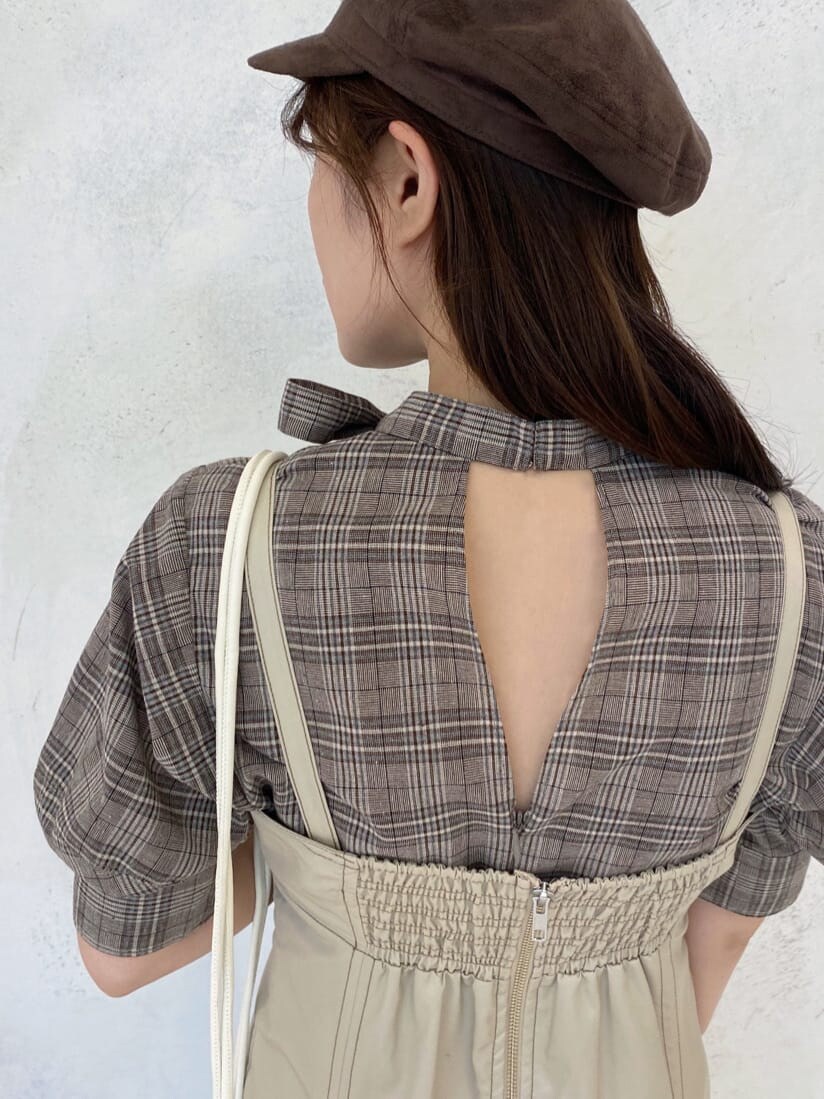 ベージュ系のワンピース、ブラウン系のその他シューズ、ホワイト系のハンドバッグを着用したレディースの夏コーディネートの7枚目の写真