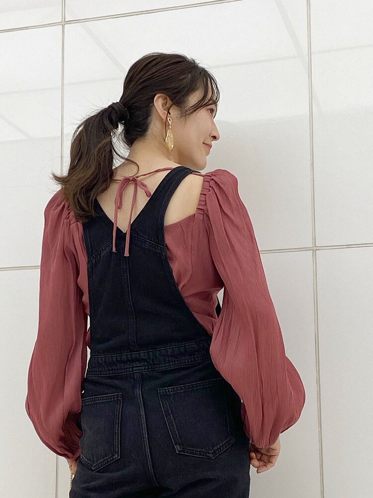 ブラック系のサロペット/オーバーオール、レッド系のシャツ/ブラウス、ベージュ系のサンダルを着用したレディースの春コーディネートの5枚目の写真