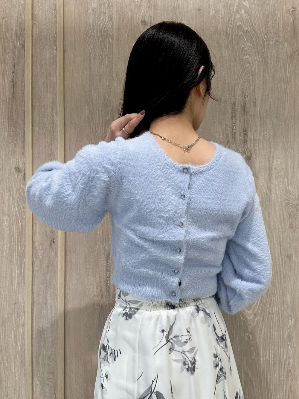 ブラック系のブーツ、ブラック系のショルダーバッグ、ブルー系のカーディガン/ボレロを着用したレディースの冬コーディネートの7枚目の写真