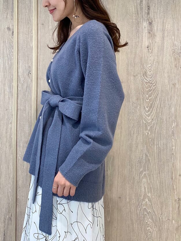 ホワイト系のその他シューズ、ホワイト系のその他アウター、ブルー系のワンピースを着用したレディースの秋コーディネートの8枚目の写真