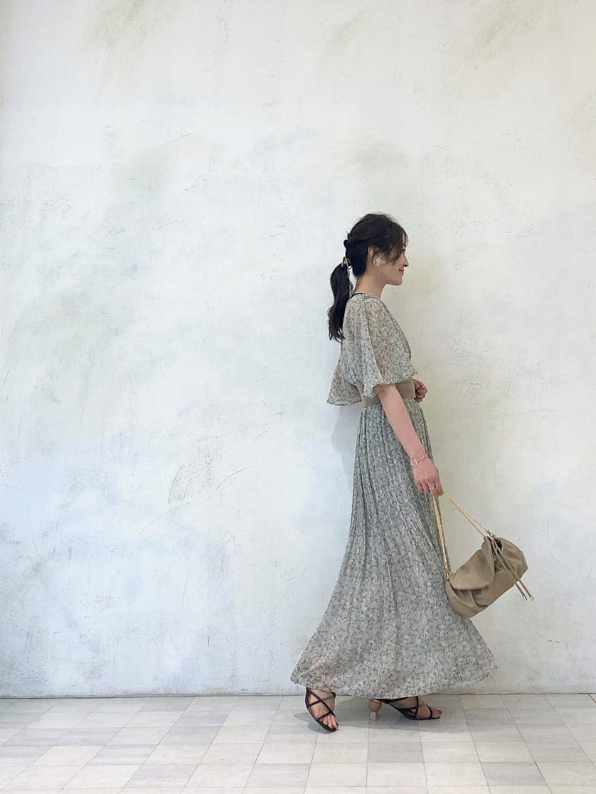 グリーン系のシャツ/ブラウス、ベージュ系のクラッチバッグ、グリーン系のスカートを着用したレディースの夏コーディネートの10枚目の写真